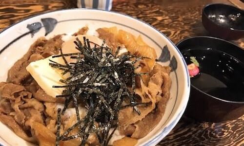 【牛の力】国産牛丼にバターと温玉、ニンニクの合わせ技【上野】