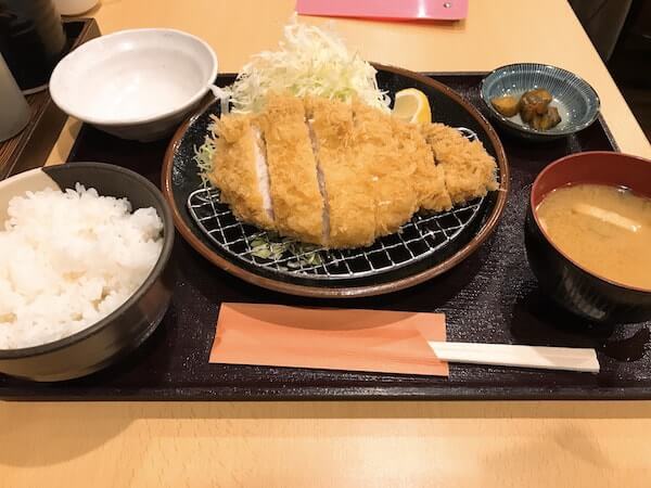 ランチのロースカツ定食