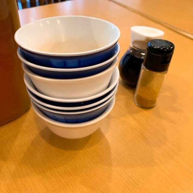 【神田かぶき本店】目の前に麦茶と湯のみ