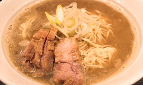 「伊藤」。銀座で本格的な香る煮干しと細麺固めのラーメン