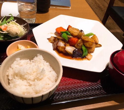 大戸屋鶏と野菜の黒酢あん定食